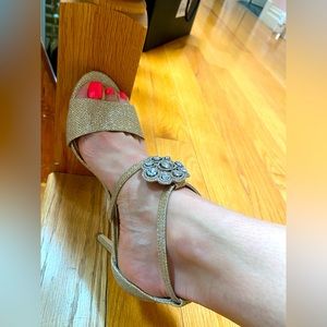 Fancy heels in gold/silver color.